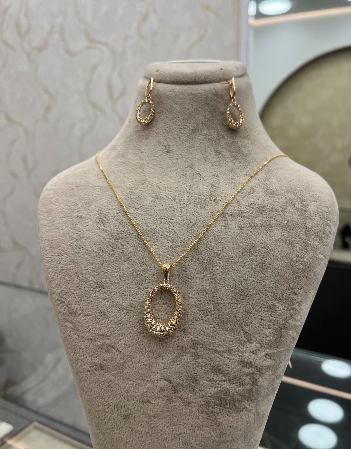نیم‌ست بیضی توری خوشه گلد؛ نمای پر و لاکچری با وزن اقتصادی. این نیم‌ست زیبا با وزن ۴.۲۲ گرم و طراحی توری مشبک، بازتاب نور فوق‌العاده‌ای دارد. ظاهری حجیم و شیک که با کمترین وزن، بیشترین جلوه را به استایل مجلسی و رسمی شما می‌دهد.