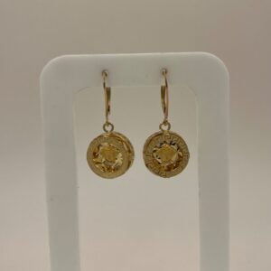 گوشواره ورساچه؛ نماد شکوه و کلاسیکِ مدرن. با طراحی نمادین و ماندگار ورساچه، این گوشواره ۳.۹۴ گرمی ترکیبی از هنر و جذابیت است. انتخابی لوکس برای درخشش در مجالس و مهمانی‌ها که استایل شما را متمایز می‌کند.
